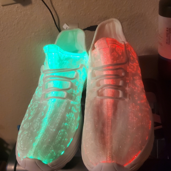 Shoes the light up at night and the size uk 40 us men 7  and us women 9.5 - Picture 9 of 11